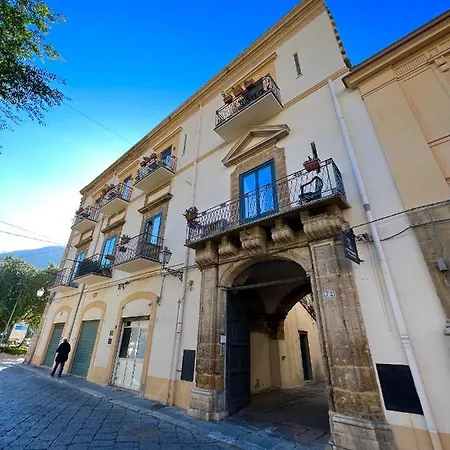 Cortile Umberto I Готель типу 